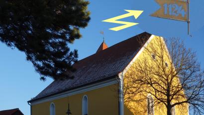 Repro: fjo
Auf der Spitze des Kirchturms der Altenstädter Kirche dreht sich eine Fahne mit Jahreszahl. Bei genauerer Betrachtung zeugt sie vom Jahr 1124.