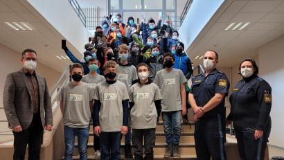 Bild: Realschule im Stiftland/exb
Die Beteiligten des Workshops und des Präventionsprogramms der Polizei. Die Realschule im Stiftland erfüllt mit diesem Medientag die neuesten Forderungen des Kultusministeriums nach vertiefter Vermittlung von Alltagskompetenzen.