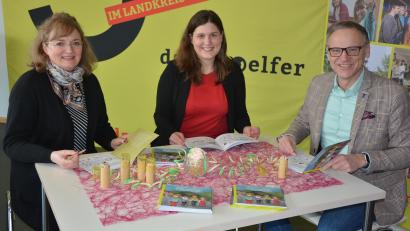 Bild: jr
Die Mitarbeiterinnen der Museumsfachstelle, Stefanie Schreiner und Barbara Habel, sowie Ikom-Vorsitzender Bernd Sommer stellten das Malbuch „Komm, heute gehen wir in das zwoelfer“ vor.