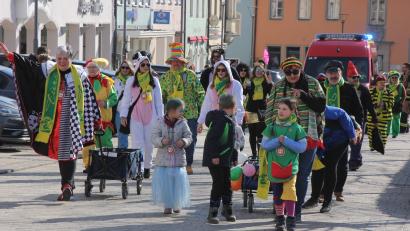 Bild: kro
Mit „Helau“-Rufen spazierte die Faschingsgesellschaft Tursiana um den Marktplatz.