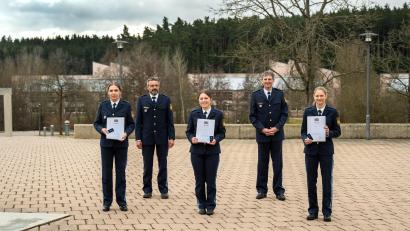Bild: Polizeihauptmeister Bösl/exb
Die drei Prüfungsbesten mit ihren Gratulanten: (von links) Luca Wild, Seminarleiter Erster Polizeihauptkommissar Kurt Guggenberger, Annina Gutmann, Leitender Polizeidirektor Stefan Beil und Carolin Brief.