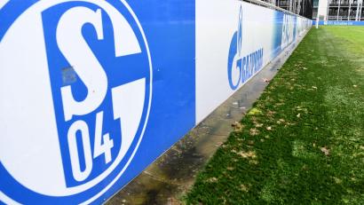 Bild: Caroline Seidel-Dißmann/dpa
Das Logo des russischen Energieunternehmens Gazprom ist auf dem Trainingsgelände des Fußball-Zweitligisten FC Schalke 04 zu sehen.