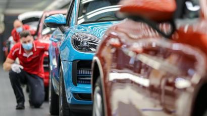 Bild: Jan Woitas/dpa-Zentralbild/dpa
Die Autoindustrie leidet besonders stark am Materialmangel in Folge von Lieferengpässen.