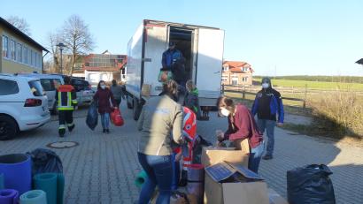 Bild: bk
Frauen helfen den Feuerwehrleuten beim Verladen der Hilfsgüter für ukrainische Flüchtlinge.