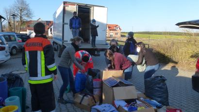 Bild: bk
Fast überrannt werden die Helfer der Feuerwehr Thansüß bei der Anlieferung von Hilfsgütern für ukrainische Flüchtlinge, speziell für Kinder.