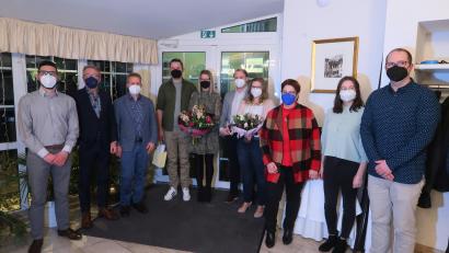 Bild: Kunz
Weidener Einzelhändler gratulieren den Gewinnern bei den 20. Weidener Hochzeitswochen.