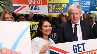 Bild: Stefan Rousseau/PA Wire/dpa/Archivbild
Der britische Premierminister Boris Johnson (rechts) neben Innenministerin Priti Patel.