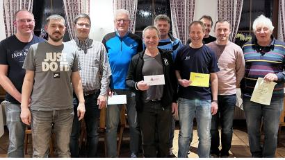 Bild: no
Bei der Siegerehrung (von links): stellvertretender AH-Abteilungsleiter Stefan Niebler, AH-Abteilungsleiter Peter Gleissner, Zweiter Bürgermeister Benjamin Hiltl, die Spielführer der sechs Teams und (Zweiter von rechts) SVI-Vorsitzender Martin Luber.