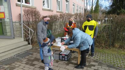 Bild: Susi Fellner/exb
Nach einer kleinen Faschingsfeier im Kinderhaus „Die kleinen Hankerler“ gab es noch Überraschungstüten zum Mitnehmen für die Mädchen und Buben.