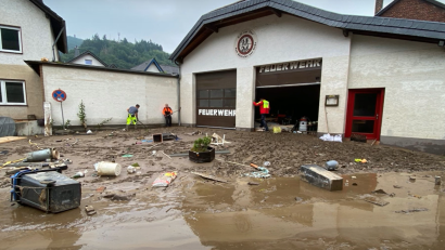 Bild: Feuerwehr Dernau/exb
Das Gerätehaus der Feuerwehr Dernau nach der Flut. Bis unter die Decke stand das Feuerwehrhaus in den Fluten.