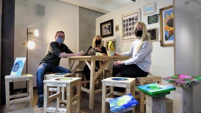 Bild: ubb
Vereinsvorsitzender Wolfgang Horn, Schulleiterin Claudia Strobl-Dietrich und Lehrerin Alena-Sarah Kneidl (von links) sitzen "Probe" im Kunstschaufenster. Die Lehrerinnen haben sich entschlossen, die Schülerarbeiten als eine ganz normale Alltagsszenerie ins Rampenlicht zu rücken.