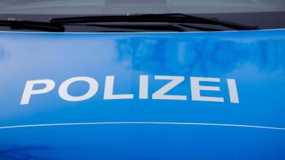 Bild: Christoph Soeder/dpa/Symbolbild
Der Polizei-Schriftzug steht auf einem Einsatzfahrzeug.