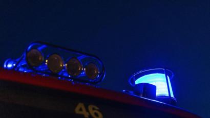 Bild: Philipp von Ditfurth/dpa/Symbolbild
Das Blaulicht leuchtet auf dem Dach eines Feuerwehrfahrzeugs.