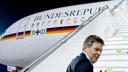 Bild: Britta Pedersen/dpa-Zentralbild/dpa
Wirtschafts- und Klimaschutzminister Robert Habeck geht an Bord einer Maschine der Flugbereitschaft am Flughafen Berlin Brandenburg BER, um nach Washington D.C. zu reisen.