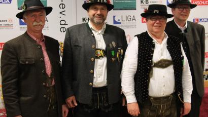 Bild: dl
Die OSB-Präsidenten Franz Brunner (links) und Christoph Kuchenreuter (rechts) ehrten Peter Leibl (Zweiter von links) und Heinz Przywara (Zweiter von rechts) für ihre großen Verdienste um das traditionelle Deutsche Schützenwesen mit dem Ehrenkreuz in Bronze des Deutschen Schützenbundes.