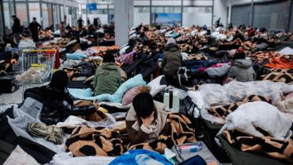 Bild: Alejandro Martínez Vélez/EUROPA PRESS/dpa
Menschen ruhen sich in einem Einkaufszentrum in Mylny aus, das für die vorübergehende Aufnahme von Flüchtlingen aus der Ukraine bestimmt ist.