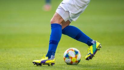 Bild: Jens Büttner/dpa-Zentralbild/ZB/Symbolbild
Ein Fußballspieler spielt den Ball.