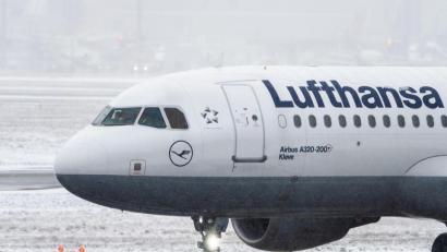 Bild: Silas Stein/dpa
Ein Airbus A320 der Fluggesellschaft Lufthansa auf dem Frankfurter Flughafen.