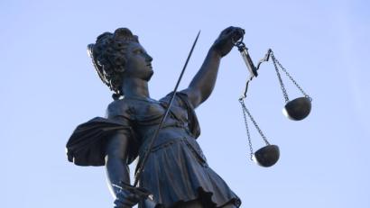 Bild: Arne Dedert/dpa/Symbolbild
Eine Statue der Justitia steht unter freiem Himmel.