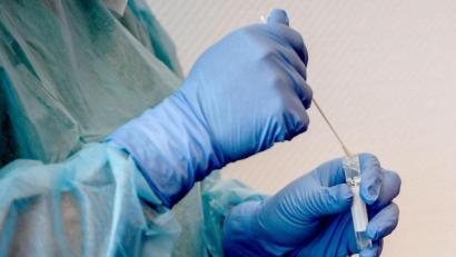 Bild: Britta Pedersen/dpa-Zentralbild/Symbolbild
Ein Arzt macht einen Abstrich für einen Corona-Test.