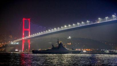 Bild: Emrah Gurel/AP/dpa/Archivbild
Ein Patrouillenboot der Bykow-Klasse der russischen Marine durchquert den Bosporus auf dem Weg zur russischen Flotte im Schwarzen Meer.