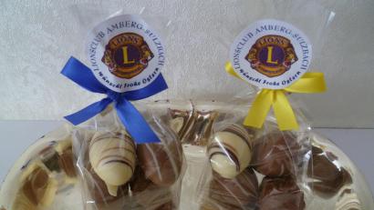 Bild: usc
Auch heuer wieder bietet das Hilfswerk des Lions-Clubs Amberg-Sulzbach Schokoeier von bester Qualität zum Kauf an. Der Erlös daraus ist für Projekte der regionalen Kinder- und Jugendhilfe gedacht