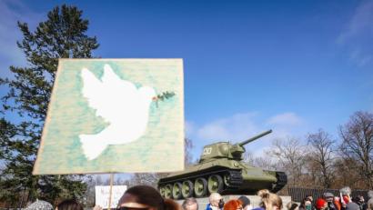 Bild: Kay Nietfeld/dpa
Menschen demonstrieren gegen die russische Invasion der Ukraine an der Gedenkstätte für die getöteten sowjetischen Soldaten im Zweiten Weltkrieg.