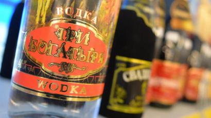 Bild: Marc Tirl/dpa-Zentralbild/dpa
ARCHIV - Wodka und Krimsekt in einem russischen Supermarkt in Berlin.