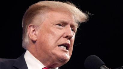 Bild: Lm Otero/AP/dpa
Der ehemalige US Präsident Donald Trump startet eine Twitter-Alternative, die in den USA bereits im App Store für iPhones verfügbar ist.