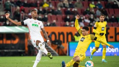 Bild: Matthias Balk/dpa
Reece Oxford (l) von Augsburg und Jude Bellingham von Borussia Dortmund im Zweikampf um den Ball.