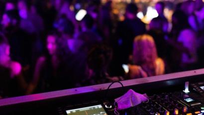 Bild: Philipp von Ditfurth/dpa/Symbolbild
Eine Maske liegt in einem Club auf dem Mischpult.
