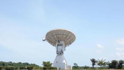 Bild: Janne Kieselbach/dpa
Ein Radioteleskop auf dem Gelände des Weltraumbahnhofs in Kourou.