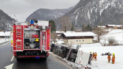 Bild: Kreisfeuerwehrverband Traunstein/dpa
Bei dem Bus-Unfall nahe Inzell sind Dutzende Menschen verletzt worden.