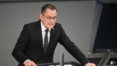 Bild: Bernd von Jutrczenka/dpa
„Für die Kriegshandlungen sind nicht die Ukrainer verantwortlich“, sagt der AfD-Fraktionsvorsitzende Tino Chrupalla.