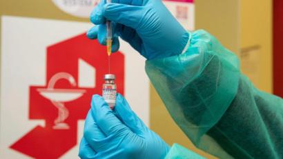 Bild: Friso Gentsch/dpa
Eine Apothekerin zieht den Impfstoff Comirnaty vom Hersteller Biontech / Pfizer mit einer Spritze auf.