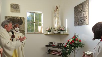 Bild: tja
Monsignore Hans Bauer segnete zusammen mit Pfarrer Johnson die Anna-Schäffer-Bronze und die restaurierte Fatima-Mutter-Gottes.