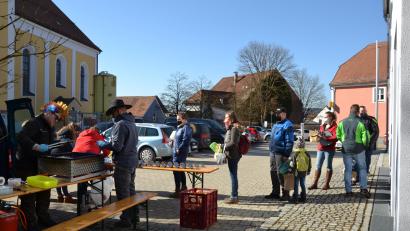 Bild: gi
Schlangen stehen vor den Verkaufsständen des Kindergarten-Elternbeirates für Essen zu go.