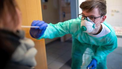 Symbolbild: Jens Büttner/dpa
Noch immer schlagen Tests auf Covid-19 sehr häufig positiv an, auch in den Gemeinden im Landkreis Neustadt/WN.