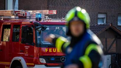 Bild: David Inderlied/dpa/Symbolbild
Ein Fahrzeug der Feuerwehr fährt an dem Einsatzort vor und wird vom Wehrführer eingewiesen.
