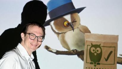 Bild: Uli Deck/dpa
Jan Reichert, Geschäftsführer der Firma kr3m, im Hintergrund die App „Klima Buddy“ mit einem Waldkauz. Die App ist ein Projekt des Landes Baden-Württemberg und soll 2022 erscheinen.