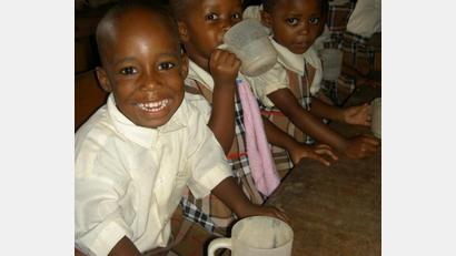 Bild: Verein Asante e. V. /exb
Kindergarten- und Schulkinder im kenianischen Tiwi bekommen vom Verein Asante den Frühstücksbrei Uji.