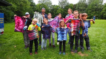 Archivbild: Jugendmedienzentrum T1/exb
Das Foto zeigt Teilnehmer des Programms "Sommerspaß" des Kreisjugendrings und des Jugendmedienzentrums T1 beim T-Shirt gestalten. Projekte und Ferienmaßnahmen wie der "Sommerspaß" werden vom Kreisjugendring gefördert.
