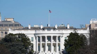 Bild: Patrick Semansky/AP/dpa
Das Weiße Haus in Washington. US-Bürgern und Institutionen sind ab sofort Transaktionen mit der russischen Zentralbank verboten.
