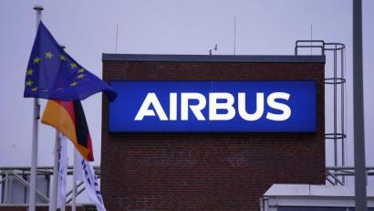Bild: Marcus Brandt/dpa/Archivbild
Das Haupttor des Airbus-Werks in Hamburg-Finkenwerder.