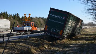 Bild: dob
Glück im Unglück hatte ein tschechischer Brummi-Lenker, der sein Gefährt zwischen Leitplanke und Wildschutzzaun zum Stehen brachte.