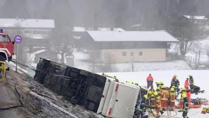 Bild: Kreisfeuerwehrverband Traunstein/dpa
Einsatzkräfte der Feuerwehr stehen auf der Bundesstraße B306 am Ortsausgang von Inzell (Landkreis Traunstein) neben einem umgekippten Reisebus am Straßenrand.