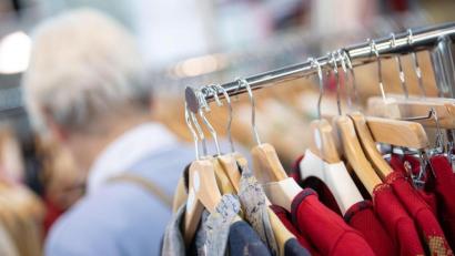 Bild: Sebastian Gollnow/dpa
Kleidungshändler, die gute Löhne zahlen, sollen am Finanzmarkt besser gestellt werden.