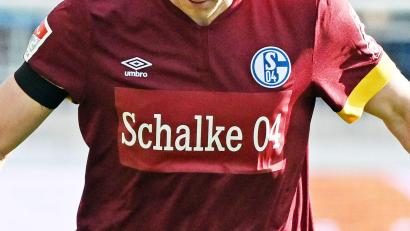Bild: Uli Deck/dpa
Schalke lief beim KSC ohne dem Gazprom-Schriftzug auf den Trikots auf.