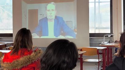 Bild: Andreas Fröhlich/exb 
Der Dialektologe Ludwig Zehetner hielt am Johann-Andreas-Schmeller-Gymnasium Nabburg per Live-Stream einen Vortrag über die bairische Sprache.