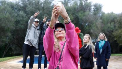 Bild: Clara Margais/dpa
Natascha Ochsenknecht (vorne) macht ein Foto ihrer Familie auf Mallorca.